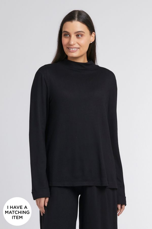BLACK CUT AND SEW HIGH NECK PULLOVER TOP