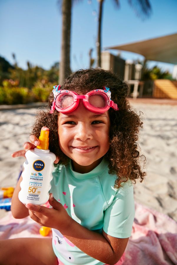plus grot voor Nivea Sun Kids Protect + Sensitive SPF50+ Sunscreen Spray 200ml